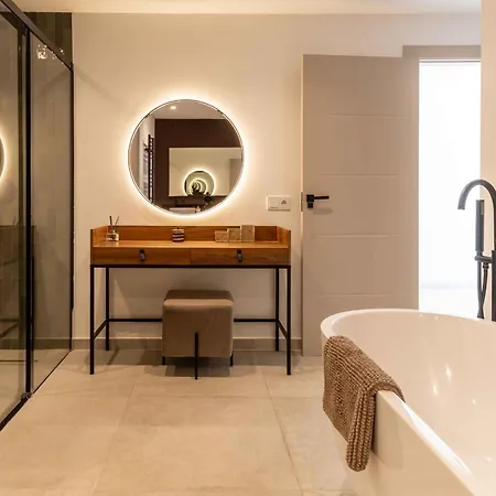 106 Private Luxury Villa, Heated Pool & Sauna
