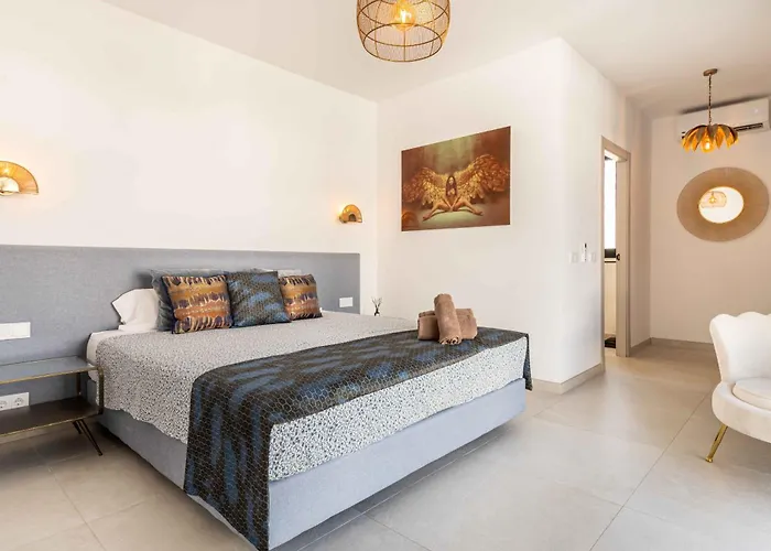 106 Private Luxury Villa, Heated Pool & Sauna Villa